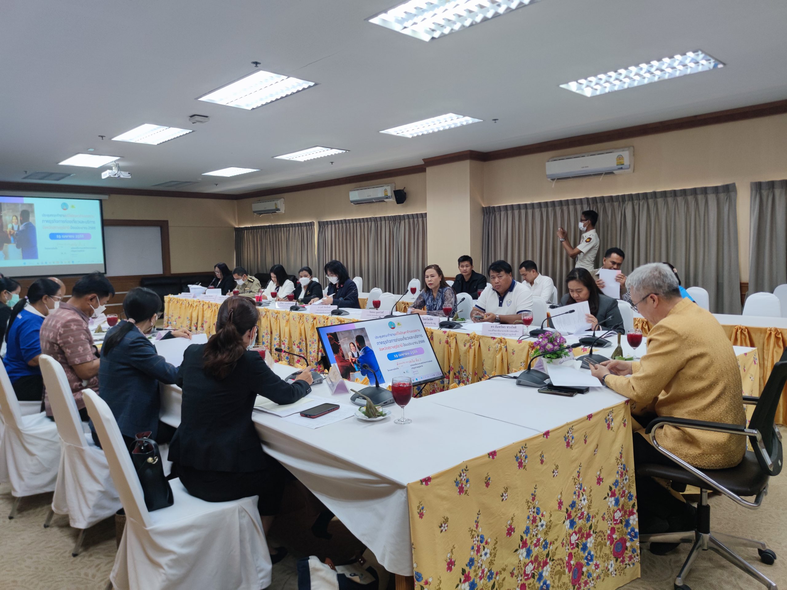 ประชุมคณะทำงานแก้ไขปัญหาด้านแรงงานภาคธุรกิจการท่องเที่ยวและบริการจังหวัดสุราษฎร์ธานี