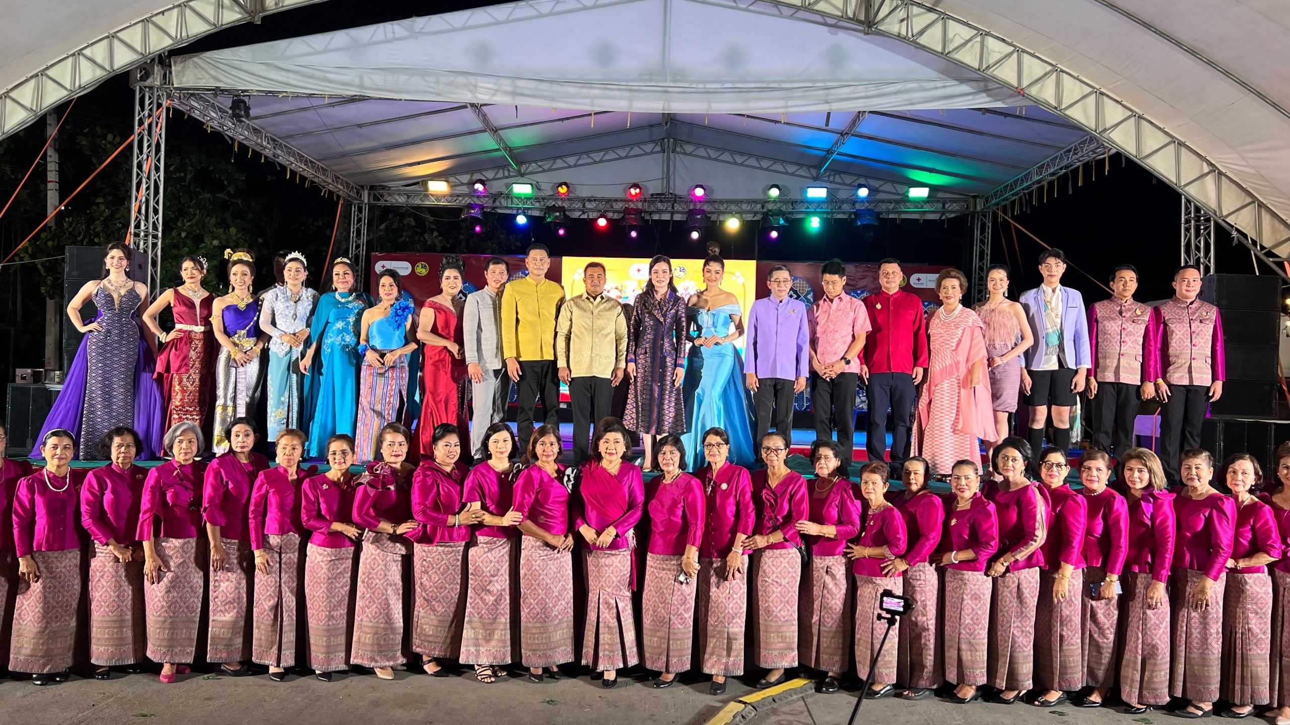 อาจารย์วิทยาลัยสหวิทยาการ เกาะสมุย ร่วมเดินแบบผ้าไทยกิตติมศักดิ์เพื่อการกุศล ในงาน “กาชาดเกาะสมุย” ประจำปี 2568