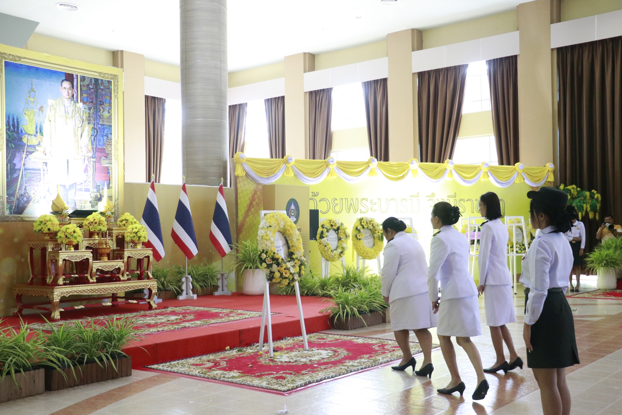 มหาวิทยาลัยราชภัฏสุราษฎร์ธานี จัดพิธีสวดพระพุทธมนต์และวางพวงมาลา เนื่องในวันนวมินทรมหาราช ประจำปี 2568