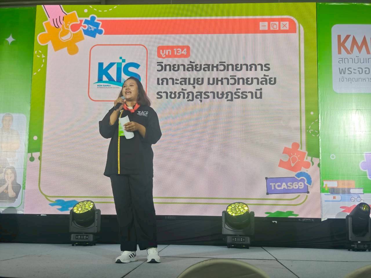 ✨ วิทยาลัยสหวิทยาการ เกาะสมุย ร่วมออกบูธในงาน “Dek-D’s Fair 2025” ชวนค้นหาเส้นทางอนาคต เรียนจริง ทำจริง ที่เกาะสมุย 🌴 ✨ วิทยาลัยสหวิทยาการ เกาะสมุย ร่วมออกบูธในงาน “Dek-D’s Fair 2025” ชวนค้นหาเส้นทางอนาคต เรียนจริง ทำจริง ที่เกาะสมุย 🌴