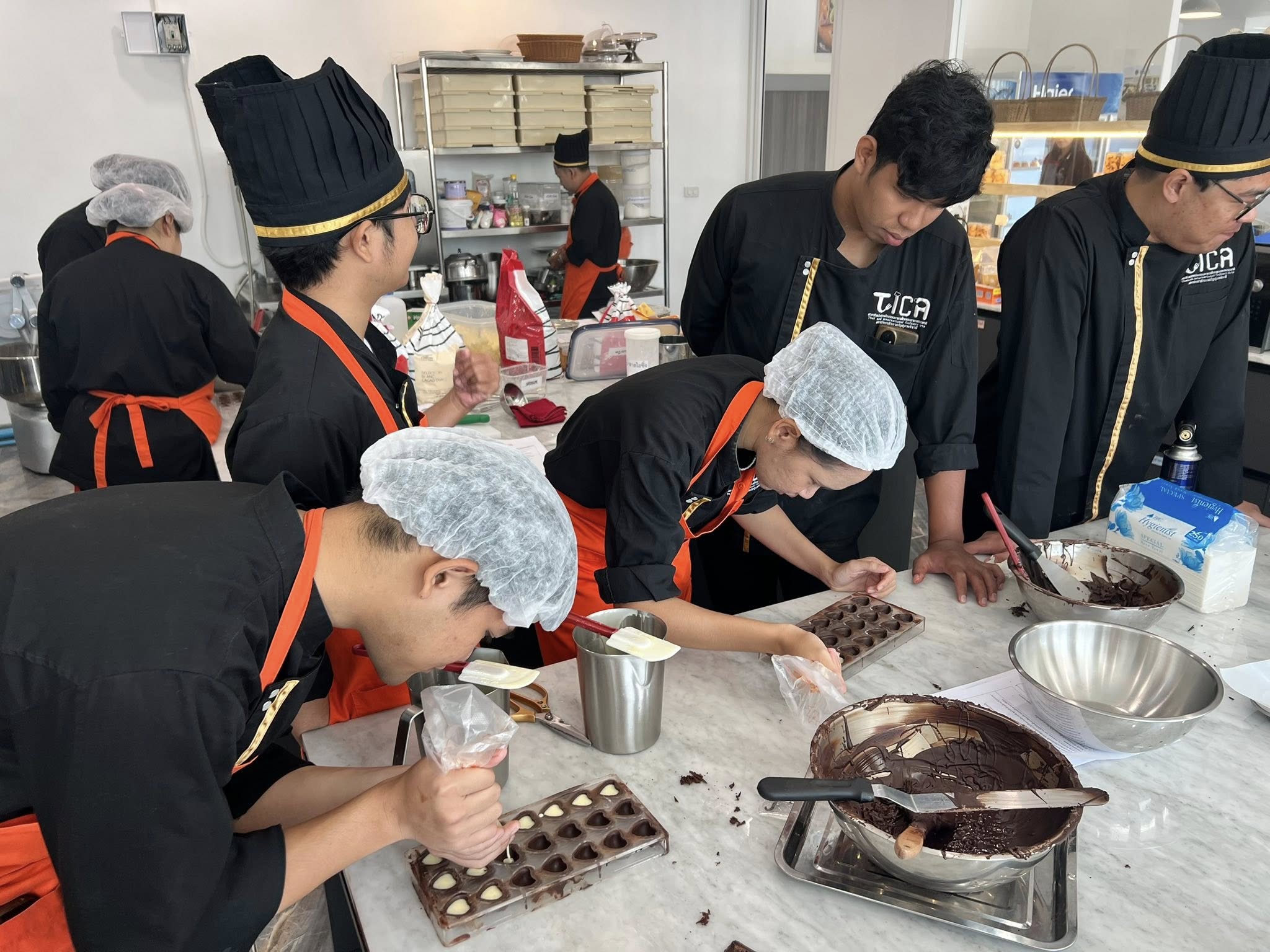 จัดการเรียนการสอนรายวิชาช็อกโกแล็ตและลูกกวาด เสริมทักษะขนมหวานสากล สู่การพัฒนาวิชาชีพ