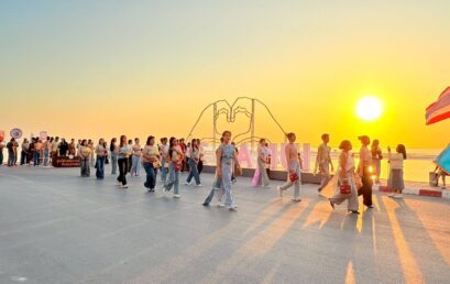 นักศึกษาวิทยาลัยสหวิทยาการ เกาะสมุย ร่วมขบวนพาเหรดงานกาชาดเกาะสมุย ถ่ายทอดผ้าไทยสู่แฟชั่นร่วมสมัย