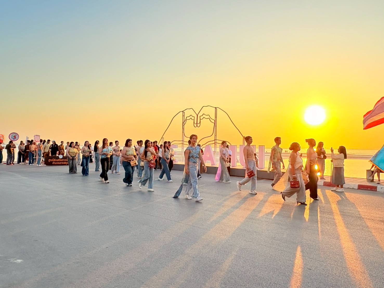 นักศึกษาวิทยาลัยสหวิทยาการ เกาะสมุย ร่วมขบวนพาเหรดงานกาชาดเกาะสมุย ถ่ายทอดผ้าไทยสู่แฟชั่นร่วมสมัย