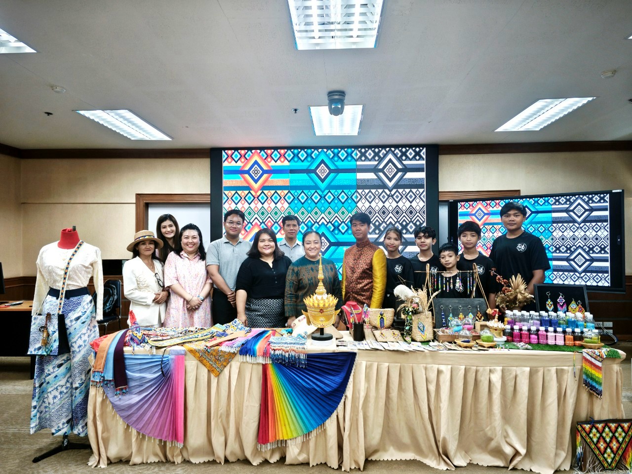 วิทยาลัยสหวิทยาการ เกาะสมุย จัดสัมมนาถอดอัตลักษณ์มโนราห์ สร้างสรรค์ผลงานจากเอกลักษณ์พื้นบ้าน วิทยาลัยสหวิทยาการ เกาะสมุย จัดสัมมนาถอดอัตลักษณ์มโนราห์ สร้างสรรค์ผลงานจากเอกลักษณ์พื้นบ้าน